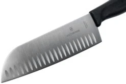 Victorinox SwissClassic 6.8523.17G Santoku Avec Alvéoles 17 Cm, Noir 9 Victorinox SwissClassic 6.8523.17G Santoku Avec Alvéoles 17 Cm, Noir -Cuisine Couteaux Magasin VT6 8523 17G 03 victorinox